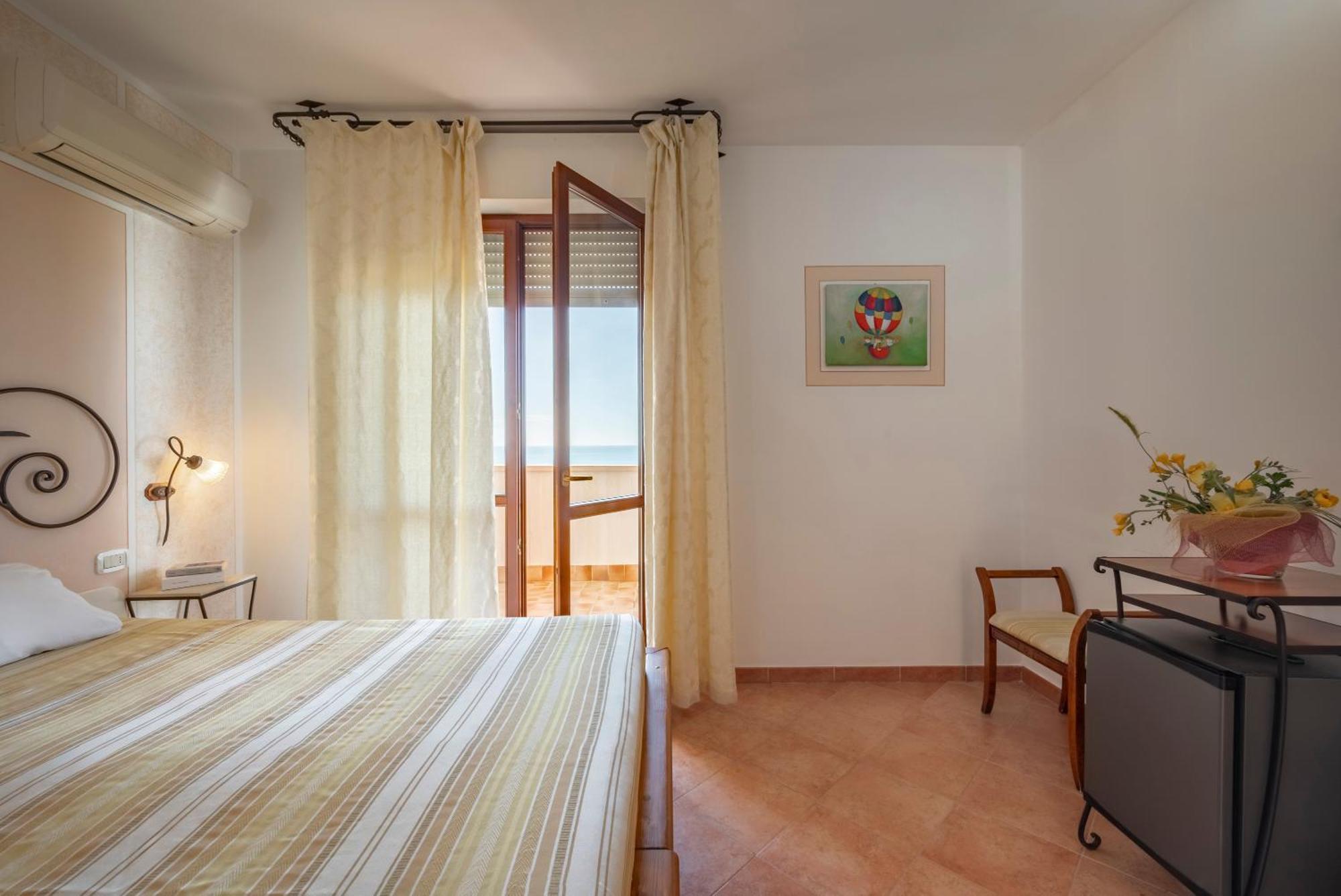 Lola Piccolo Hotel E Appartamenti Марина-ди-Гроссето Экстерьер фото