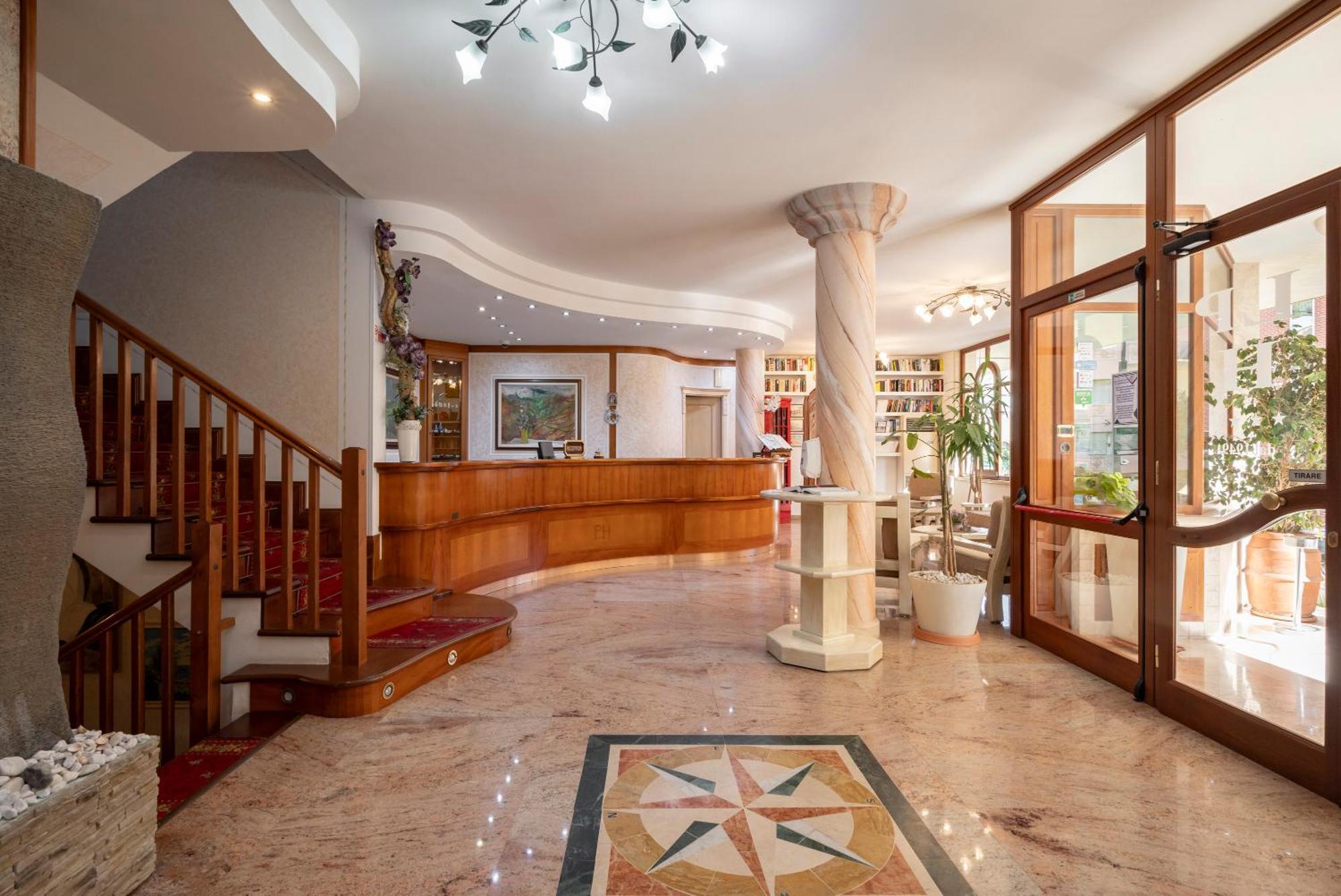 Lola Piccolo Hotel E Appartamenti Марина-ди-Гроссето Экстерьер фото