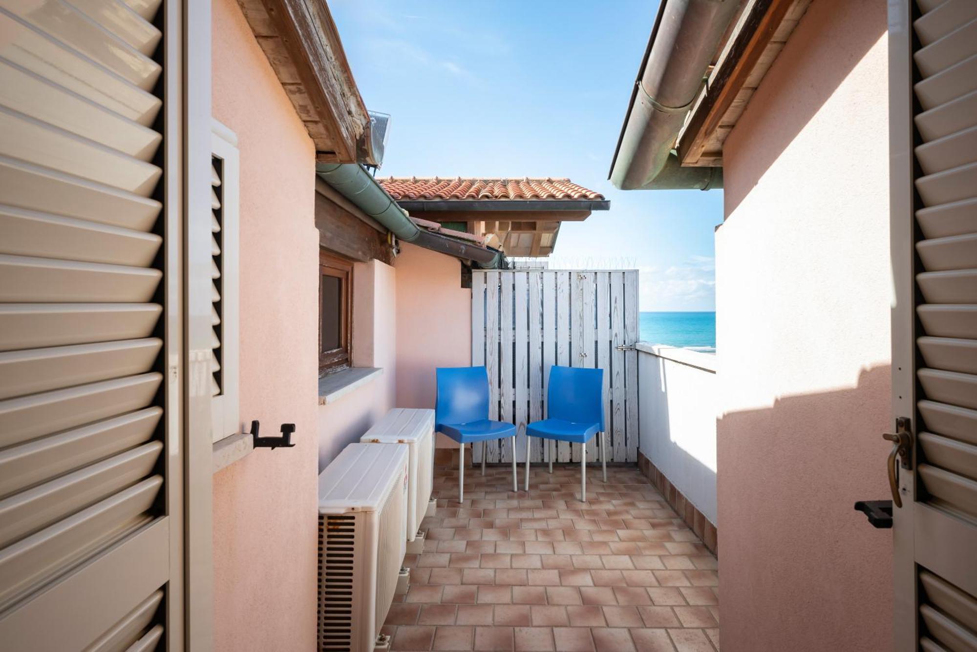 Lola Piccolo Hotel E Appartamenti Марина-ди-Гроссето Экстерьер фото